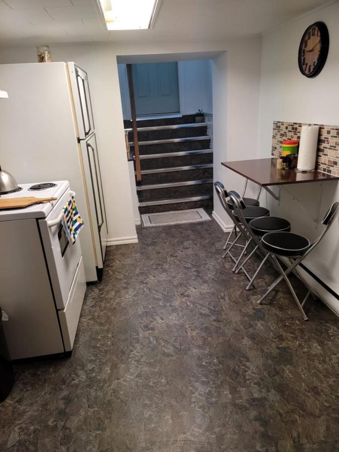 Lower Level Apt 6Ft High Close To Hwy Netflix Wifi Apartment Едмъндстън Екстериор снимка