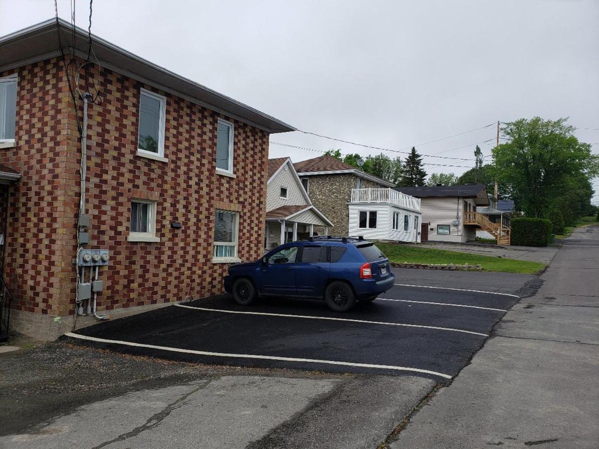 Lower Level Apt 6Ft High Close To Hwy Netflix Wifi Apartment Едмъндстън Екстериор снимка